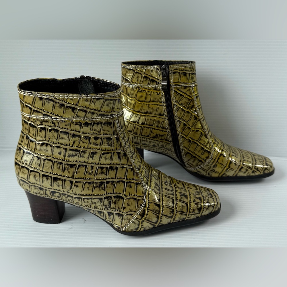 Snowfly London Ankle Boots Women's Size 7, green/yellowish faux croc